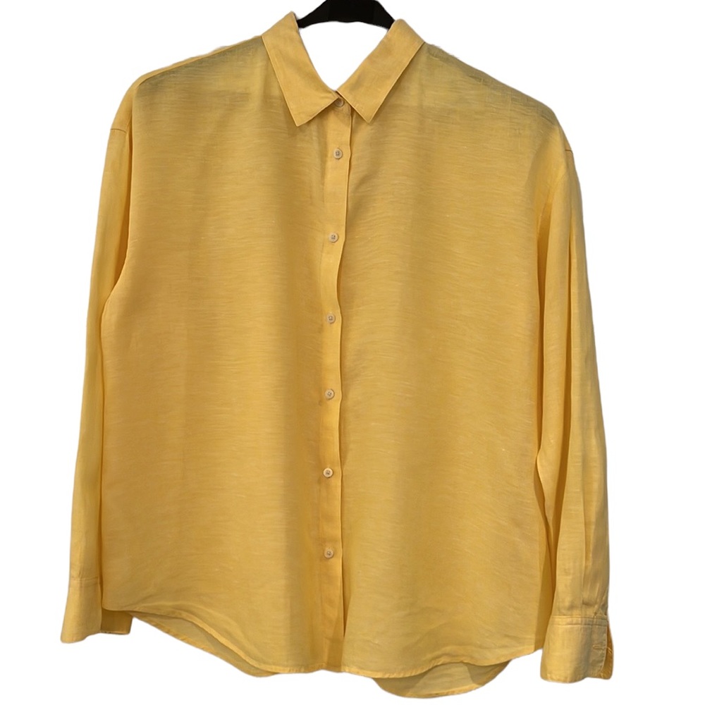 HP🔥 UNIQLO. EUC. Lovely. Easy fit 100% linen button down shirt. Smoke free home